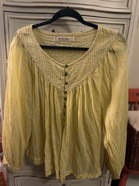 We The Free Pale Yellow Smocked V-Neck Peasant Blouse with buttons. NWOT. Med.
